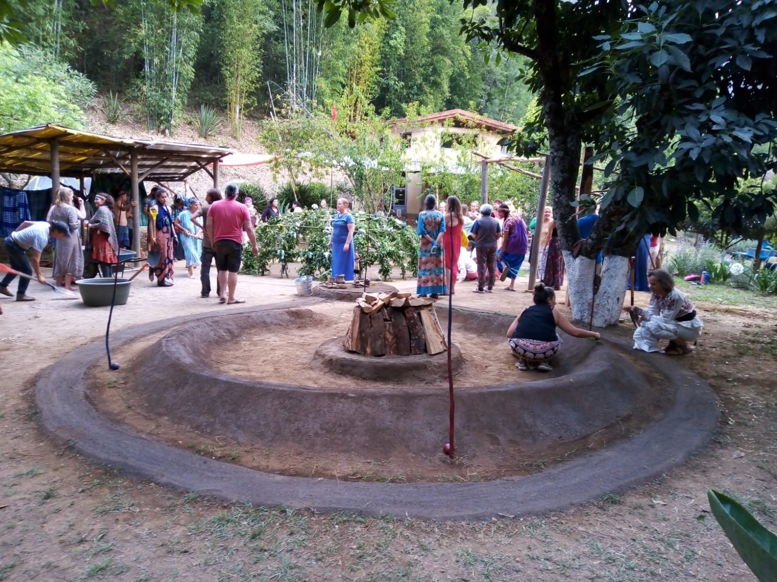 Temazcal de Puente de Paz con el fuego encendido